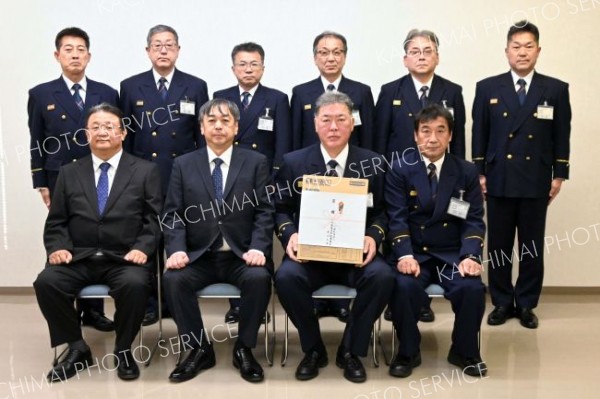 歳末警戒の消防職員らにカップ麺　消防設備協会帯広支部が寄贈