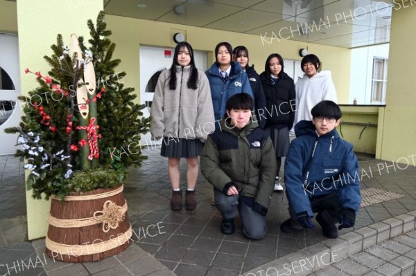 校舎玄関前に生徒手作りの門松　音更高校～まちマイ音更編