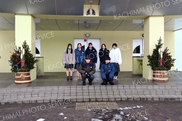 校舎生徒玄関前に設置した門松を紹介する農業倶楽部の生徒ら（後列右が田辺部長）