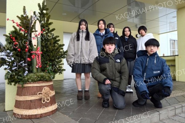 校舎生徒玄関前に設置した門松を紹介する農業倶楽部の生徒ら