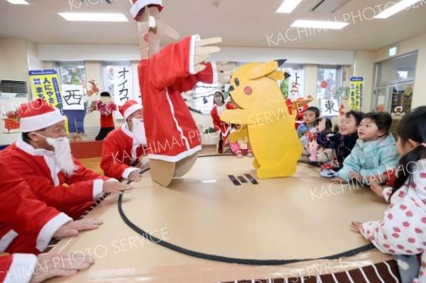 トントン相撲でサンタと勝負！　プラザ六中でクリスマスイベント