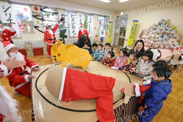 トントン相撲を楽しむ子どもたち（２５日午前１０時２０分ごろ、助川かおる通信員撮影）