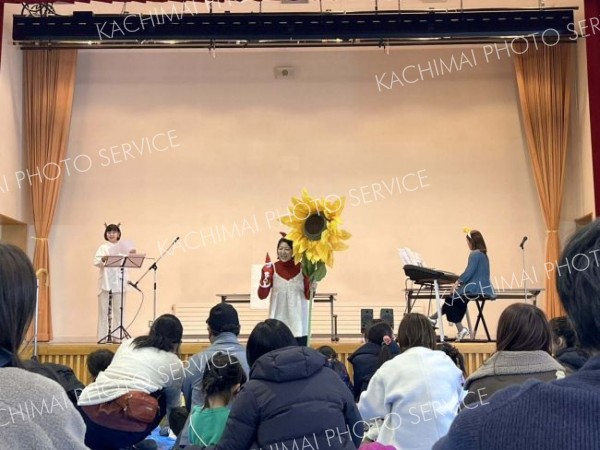 大勢の親子らでにぎわったファミリーコンサート（中央は坂本さん、右は斎さん、左は宇野さん）