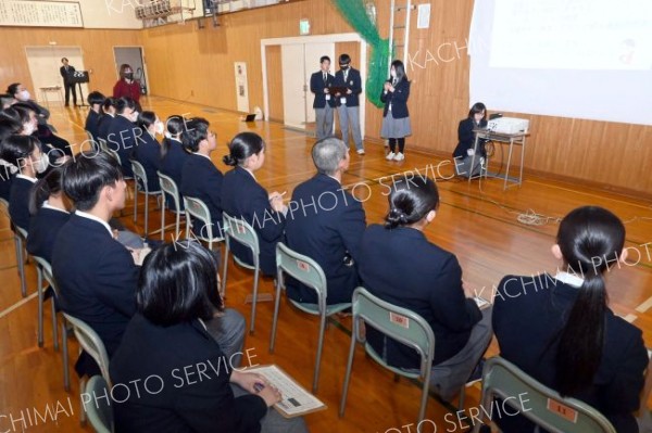 １７グループが農業やスポーツ、足寄、校則、介護などさまざまな探究学習の成果を発表した