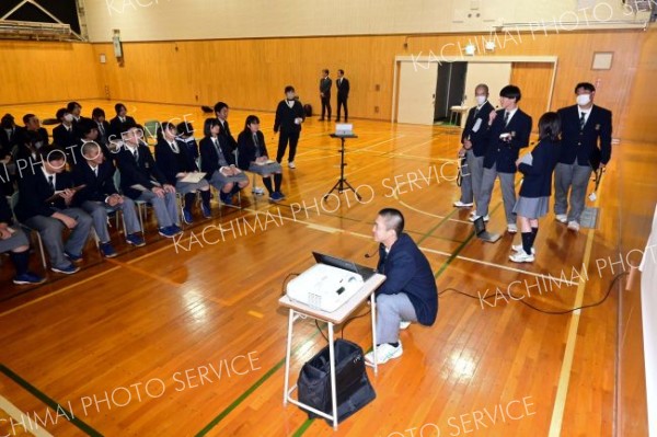 １７グループが農業やスポーツ、足寄、校則、介護などさまざまな探究学習の成果を発表した