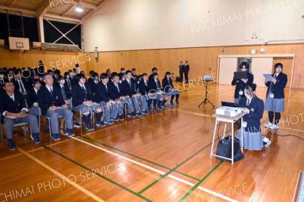 １７グループが農業やスポーツ、足寄、校則、介護などさまざまな探究学習の成果を発表した