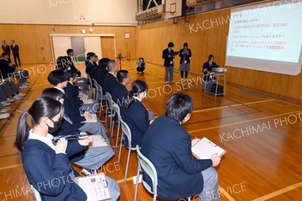 １７グループが農業やスポーツ、足寄、校則、介護などさまざまな探究学習の成果を発表した