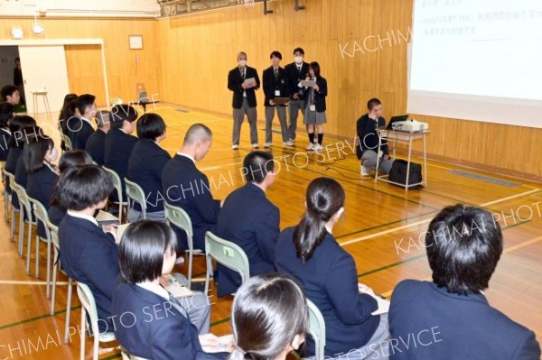 １７グループが農業やスポーツ、足寄、校則、介護などさまざまな探究学習の成果を発表した