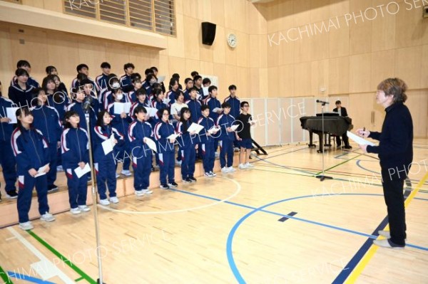 ５０周年記念式典で英語曲を全校合唱　豊頃中