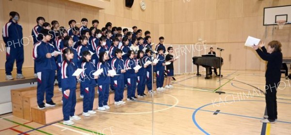 英語の合唱曲に挑戦している生徒たちと指導する