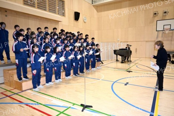 英語の合唱曲に挑戦している生徒たちと指導する