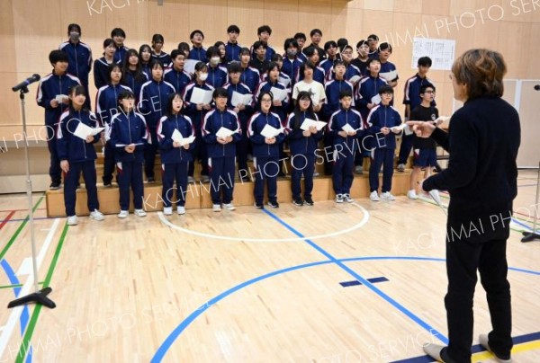 英語の合唱曲に挑戦している生徒たちと指導する