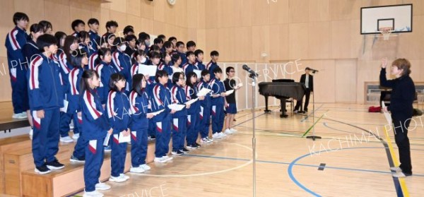 英語の合唱曲に挑戦している生徒たちと指導する