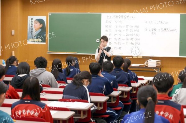 冬期講習に向けた塾のテストに取り組む中３生（助川かおる通信員撮影）