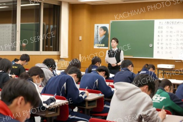 冬期講習に向けた塾のテストに取り組む中３生（助川かおる通信員撮影）