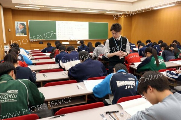 冬期講習に向けた塾のテストに取り組む中３生（助川かおる通信員撮影）