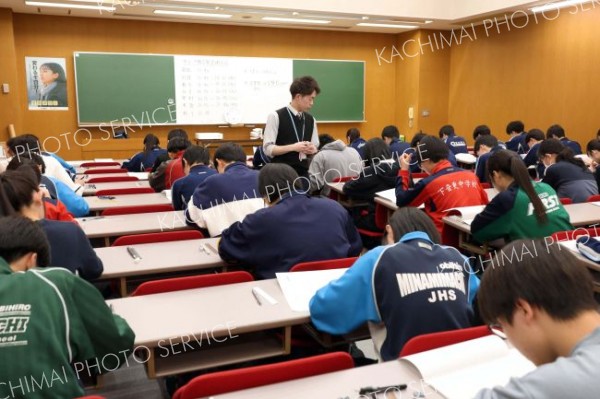 冬期講習に向けた塾のテストに取り組む中３生（助川かおる通信員撮影）