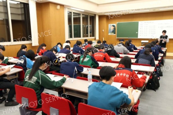 冬期講習に向けた塾のテストに取り組む中３生（助川かおる通信員撮影）