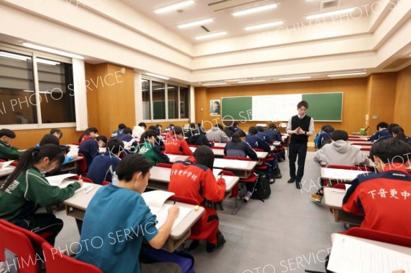 冬期講習に向けた塾のテストに取り組む中３生（助川かおる通信員撮影）