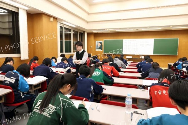 受験シーズンに向け実力をチェックする模試に取り組む中学３年生（１８日、畜大練成会東本校。助川かおる通信員撮影）