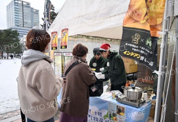 インデアンまんを買い求める市民ら