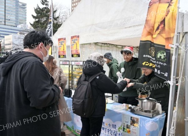 あつあつのインデアンまんをテレビ塔前で販売