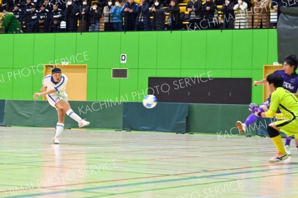 【決勝・帯柏葉―帯大谷】２－２で迎えた後半９分、帯柏葉の沢田大和（左）がシュートを決め、これが決勝点となった
