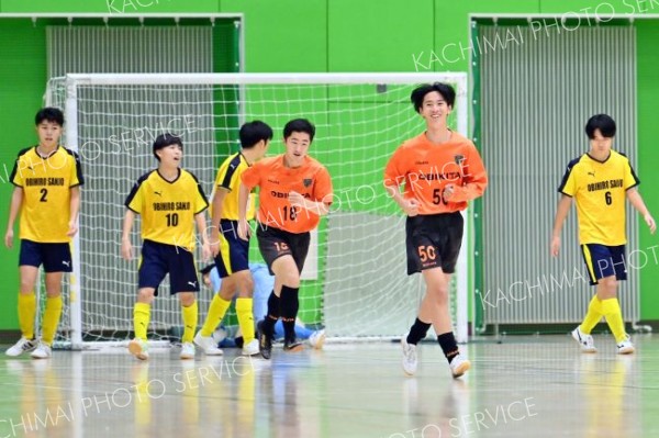 【３位決定戦・帯北―帯三条】後半、帯北の松原章太（手前）がフリーキックを直接決めて先制。松原は２点目も挙げた