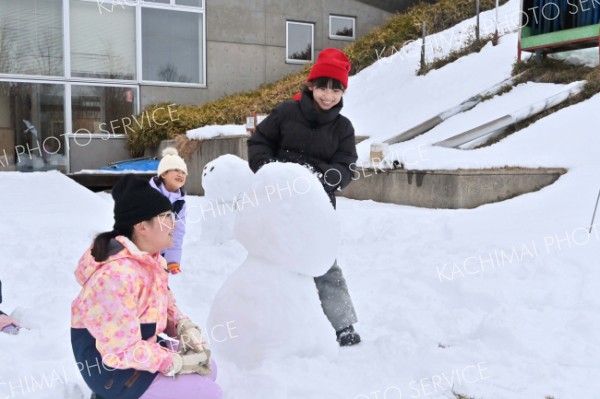 雪遊びに大興奮の子どもたち
