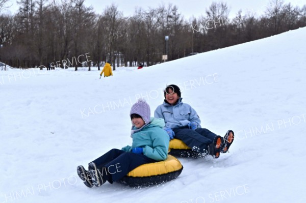 雪遊びに大興奮の子どもたち