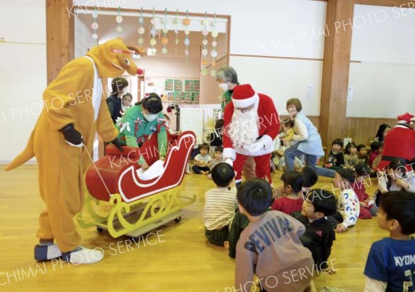 クリスマスプレゼントに園児歓声　足寄ロータリークラブ