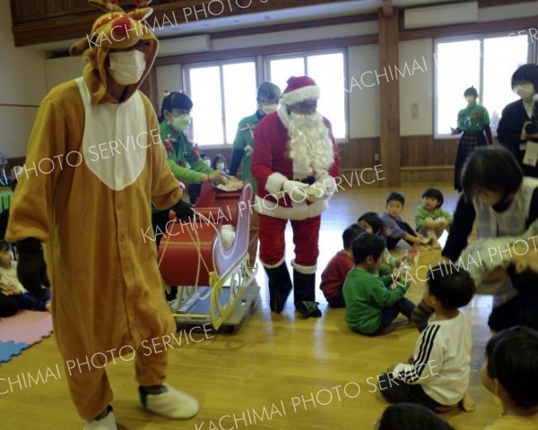 認定こども園どんぐりの園児にクリスマスプレゼントを贈った