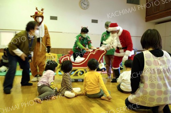 認定こども園どんぐりの園児にクリスマスプレゼントを贈った