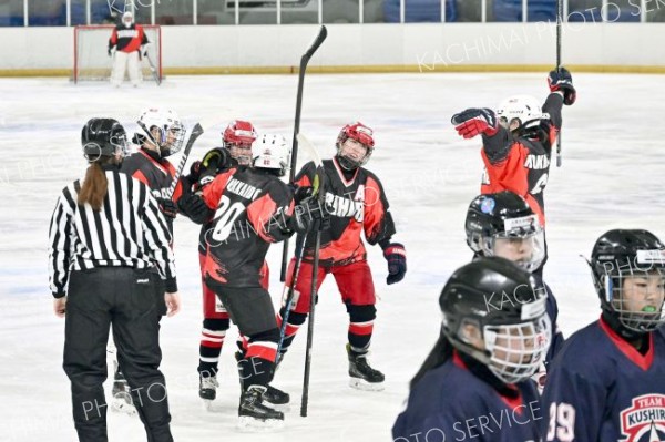 【３位決定戦・帯広選抜―釧路選抜】第２ピリオド、ミドルシュートを決め喜ぶ藤川優海（右から４人目）ら帯広選抜の選手