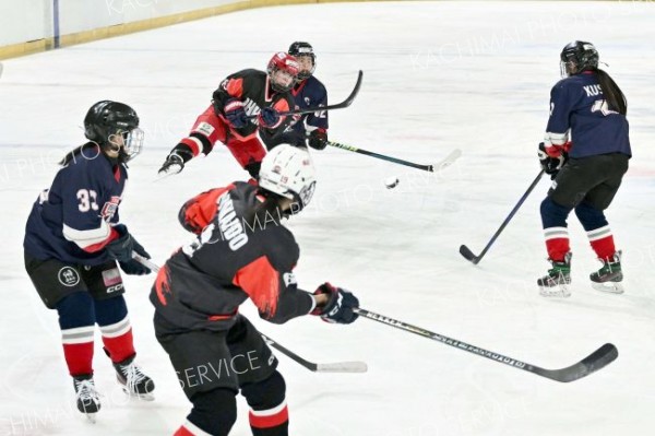 【３位決定戦・帯広選抜―釧路選抜】第２ピリオド、中距離からゴールを狙う帯広選抜