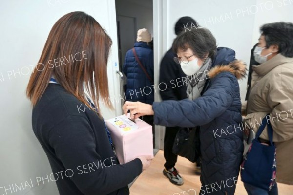 子ども食堂への募金活動に協力する来場者