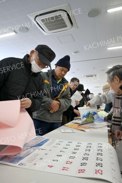 好みのカレンダーを選ぶ来場者