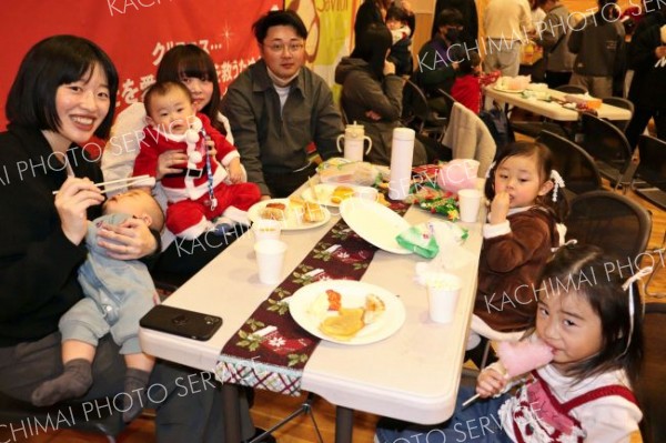 クリスマス会を楽しむ参加者