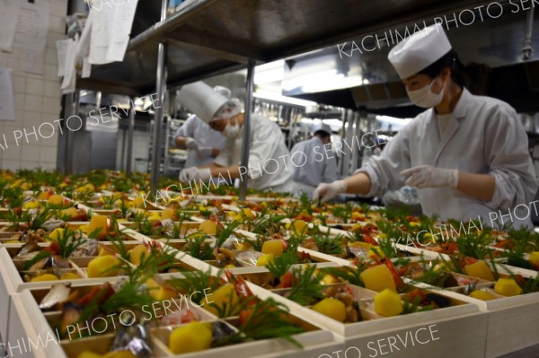 おせちの盛り付けを行う北海道ホテルの従業員