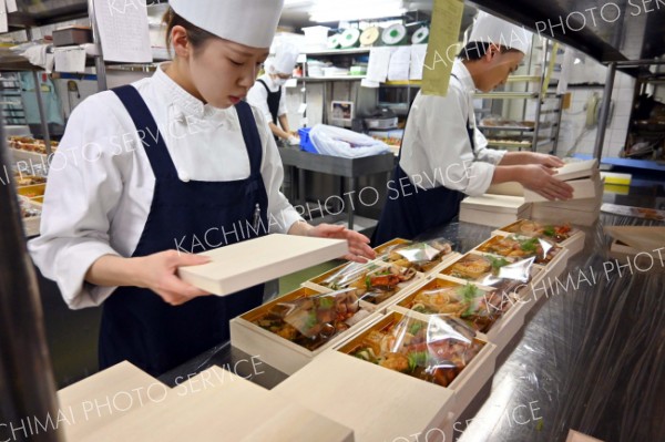 おせちの箱詰めを行う北海道ホテルの従業員