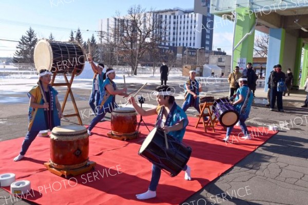 今年も来場者を出迎えた帯広市郷土芸能平原太鼓の生演奏