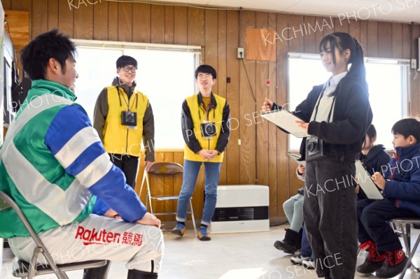 臼杵騎手にインタビューする子ども