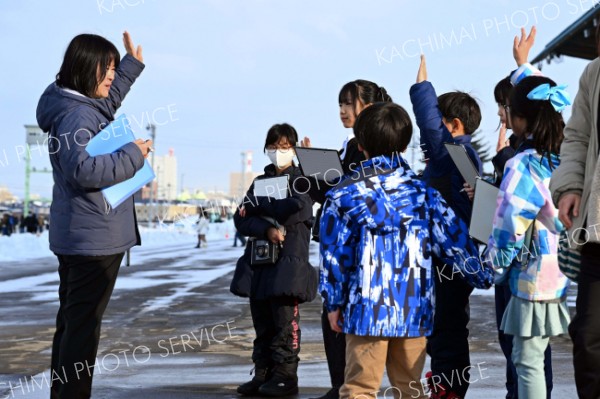 ばんえい十勝広報のスタッフからばんえい競馬のコースやル―ルについて学ぶ子どもたち