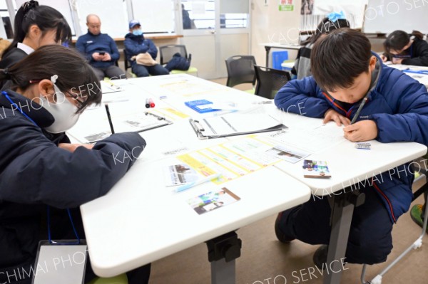 取材を終え、新聞制作に取り組む子どもたち