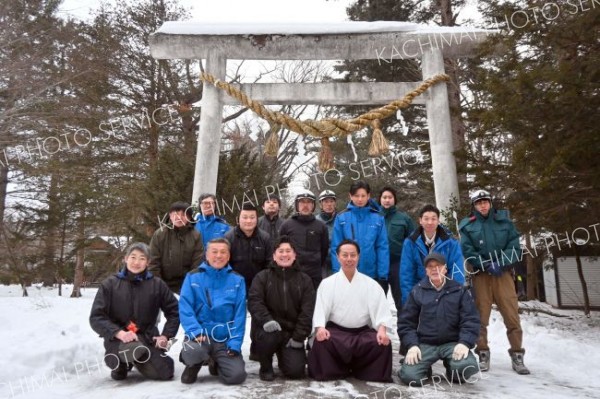 新年を前に大しめ縄新調　音更神社