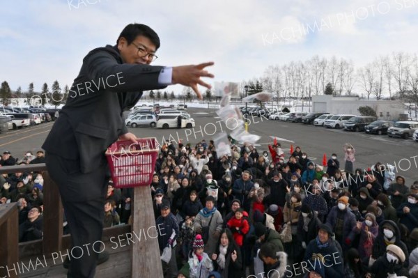 柳月、恒例の「新春もちまき」　健康祈り威勢良く