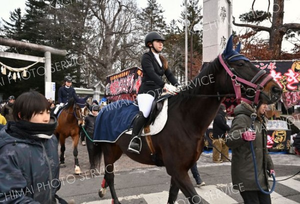 畜大馬術部、恒例の「馬上参拝」