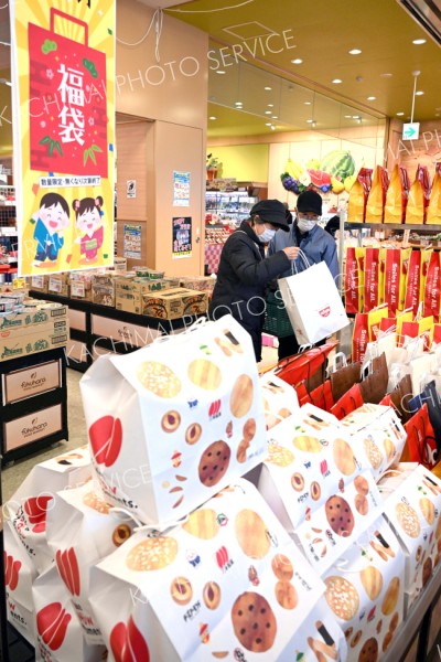 管内スーパーで初売り 福袋人気