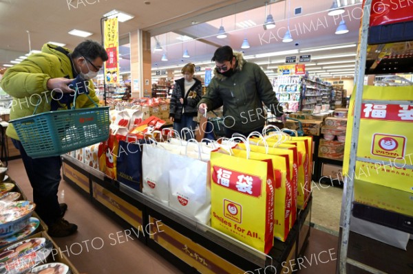 福袋を買い求める客でにぎわう店内（３日午前１０時２０分ごろ、フクハラ弥生店で。須貝拓也撮影）