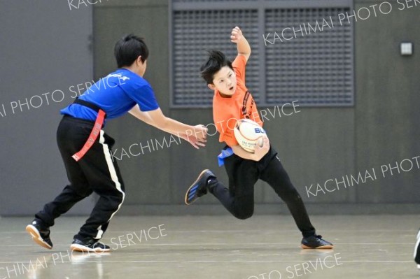 【決勝・とかち帯広タグエンジェルズ―豊似リトルサンターズエース】前半、相手をかわすとかちの選手